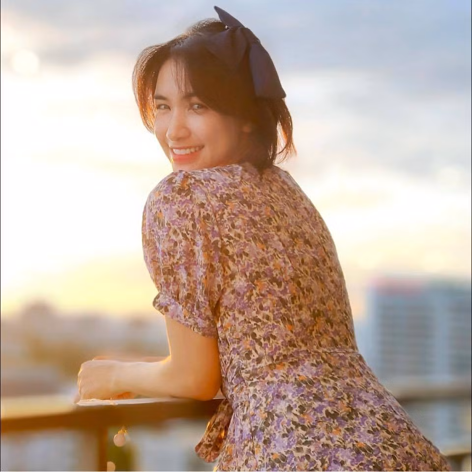 Nụ cười của ca sĩ Hòa Minzy ở nhà tránh dịch.