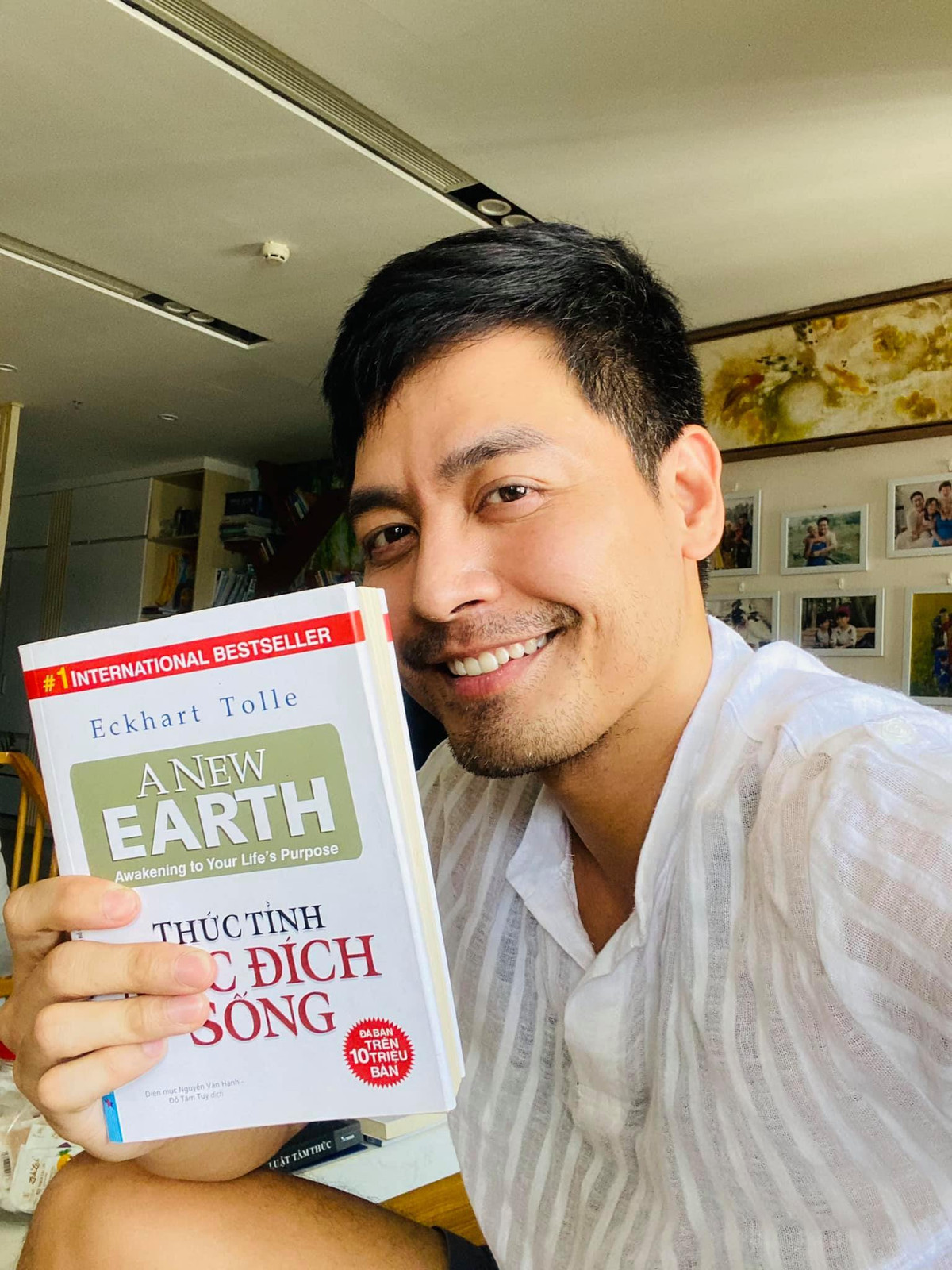 Phan Anh giới thiệu sách hay đến khán giả.