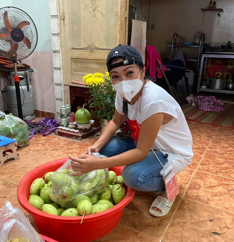 Phương Thanh vận chuyển trái cây cho người dân.