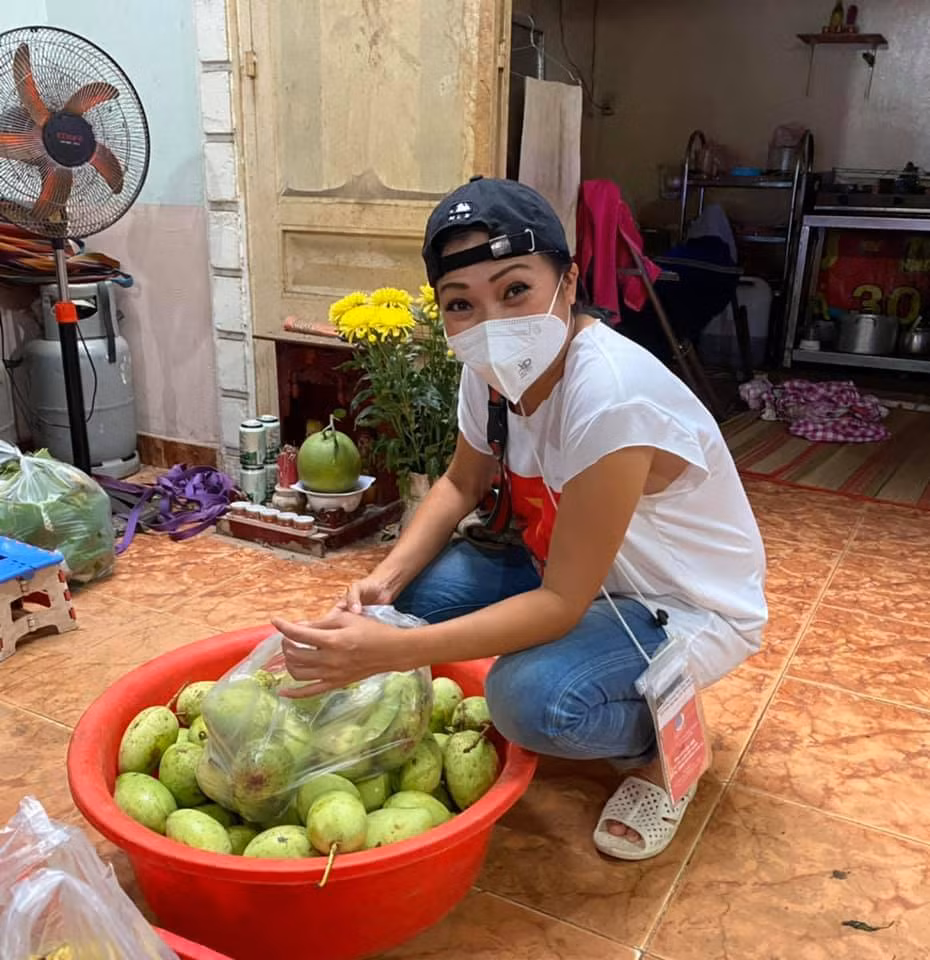 Phương Thanh vận chuyển trái cây cho người dân.