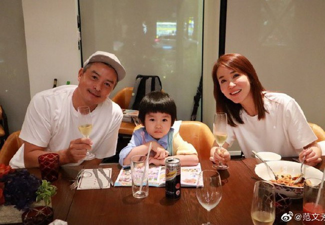 Dù bận rộn lịch trình, tài tử Singapre vẫn ưu tiên dành thời gian bên vợ con. Mỗi khi ở nhà, anh phụ vợ dọn dẹp, chơi đùa, tắm rửa và cắt tóc... cho con trai.