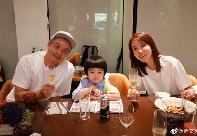 Dù bận rộn lịch trình, tài tử Singapre vẫn ưu tiên dành thời gian bên vợ con. Mỗi khi ở nhà, anh phụ vợ dọn dẹp, chơi đùa, tắm rửa và cắt tóc... cho con trai.