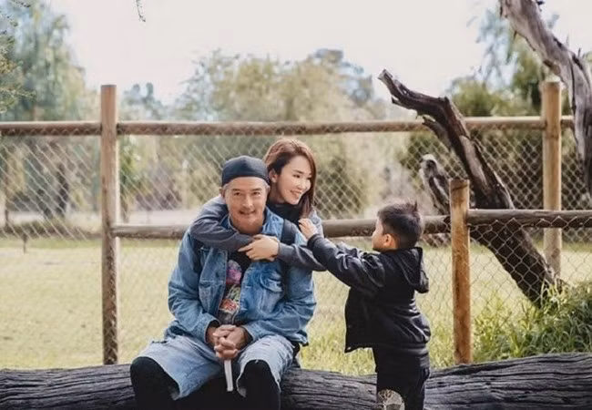 Minh tinh Thanh xà bạch xà cũng chia sẻ Lý Minh Thuận luôn dành cho vợ những cử chỉ lãng mạn, ngọt ngào như thủa mới yêu.