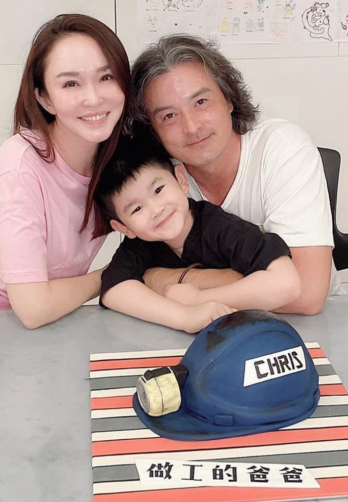 Bức ảnh 3 thành viên gia đình quây quần trong ngày đặc biệt của Lý Minh Thuận nhận hàng chục nghìn lượt yêu thích từ khán giả. Bên dưới bài viết, nhiều đồng nghiệp, fans để lại bình luận ngưỡng mộ, chúc mừng hạnh phúc của tổ ấm nhỏ.