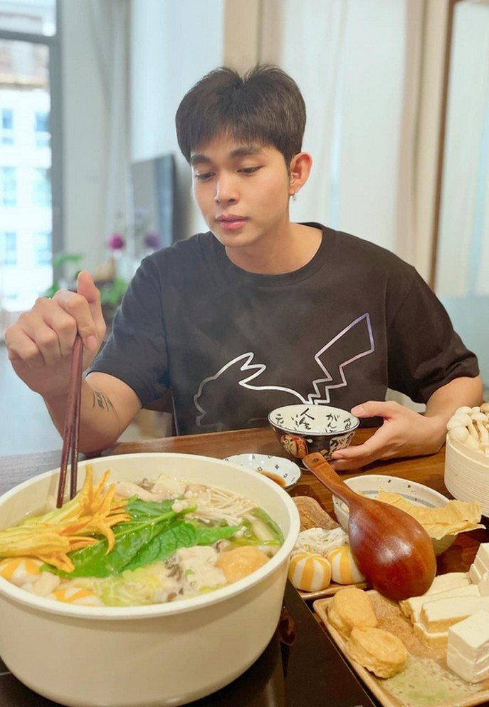 Jun Phạm mua đồ về nấu lẩu tại nhà trong những ngày hạn chế ra ngoài.