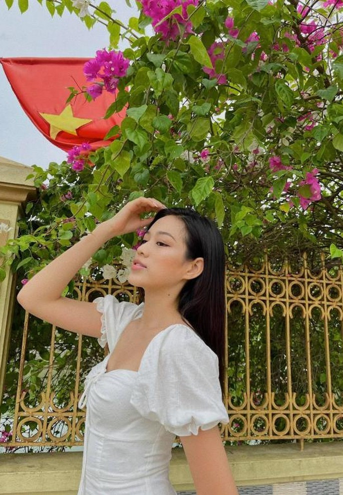 Hoa hậu Đỗ Thị Hà ngẫu hứng tạo dáng bên dàn hoa giấy trước nhà.