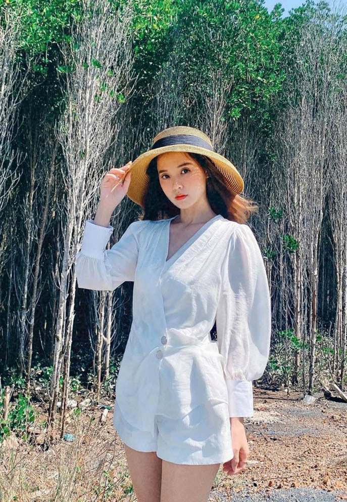 Midu diện đồ đơn giản nhưng nổi bật tạo dáng giữa khung cảnh thiên nhiên.