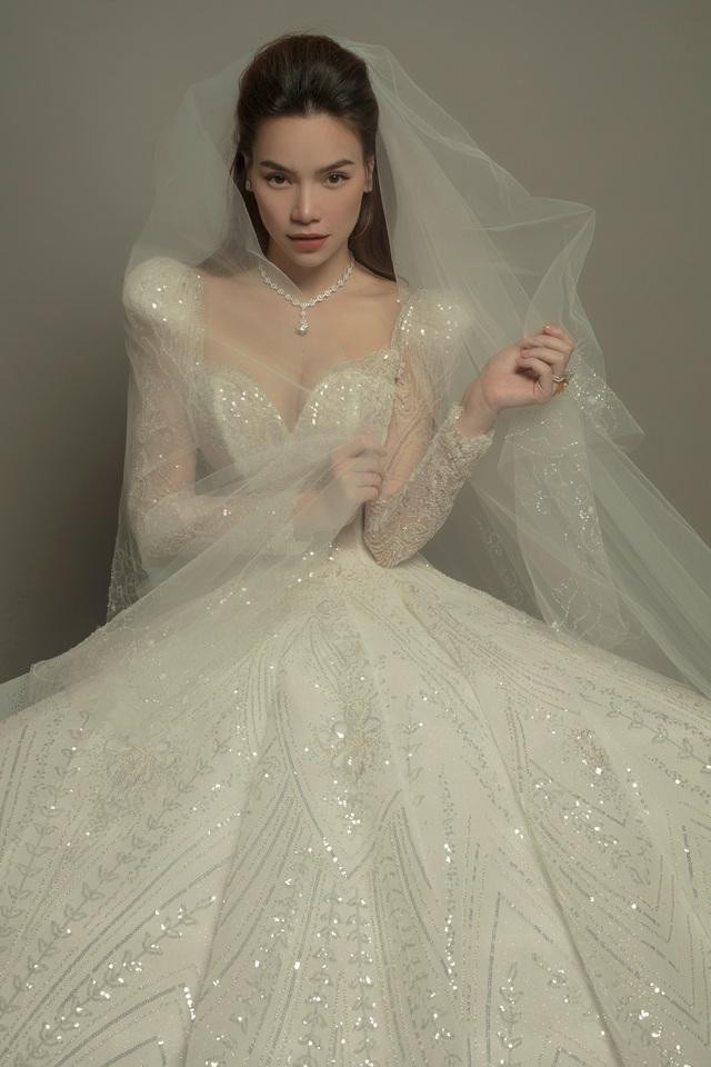 Cô dâu lộng lẫy trong bộ váy cưới công chúa cổ tích.