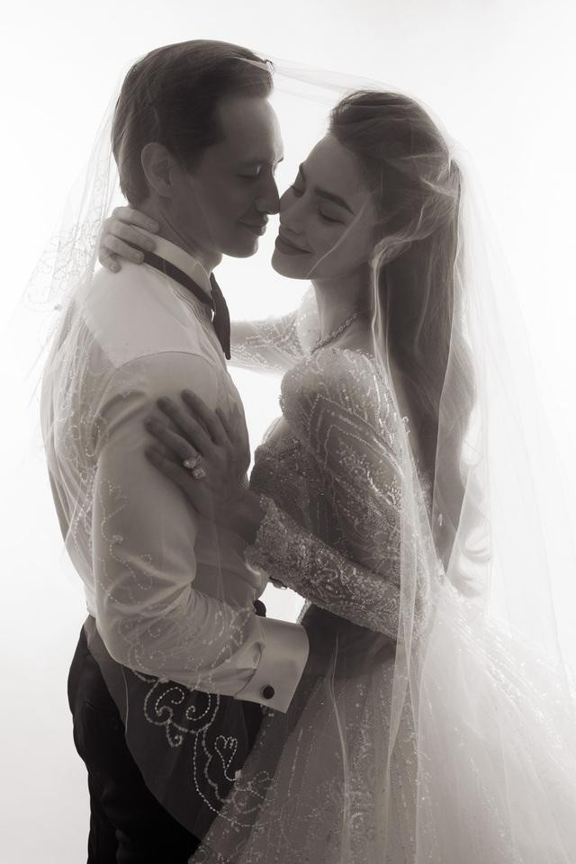 Trước đó, Hồ Ngọc Hà cũng từng hé lộ một vài shoot hình cưới chụp trong studio cũng với tông màu đen trắng chủ đạo.