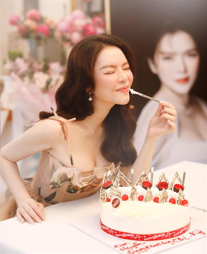 "Với những người có số đo vòng 1 lớn tự nhiên không chỉnh sửa như tôi thì mặc gì cũng bị lộ ngực, trừ khi mặc áo cổ lọ mới kín thôi. Vóc dáng của mình như thế nên từ trước tới giờ, tôi mặc trang phục kiểu nào cũng khiến người ta hiểu lầm rằng tôi khoe ngực", Lý Nhã Kỳ từng lên tiếng phản biện vì bị cho là cố tình khoe ngực. Tuy nhiên, khi chuyển hẳn sang lĩnh vực kinh doanh, Lý Nhã Kỳ vẫn gợi cảm nhưng không còn chụp nóng bỏng như xưa nữa, thay vào đó là hình ảnh sang trọng, mặn mà của người doanh nhân.