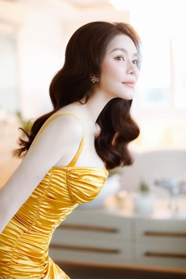 Tuy nhiên, trong quá khứ, mỹ nhân sinh năm 1982 không ít lần gặp rắc rối vì vòng 1 quá lớn.