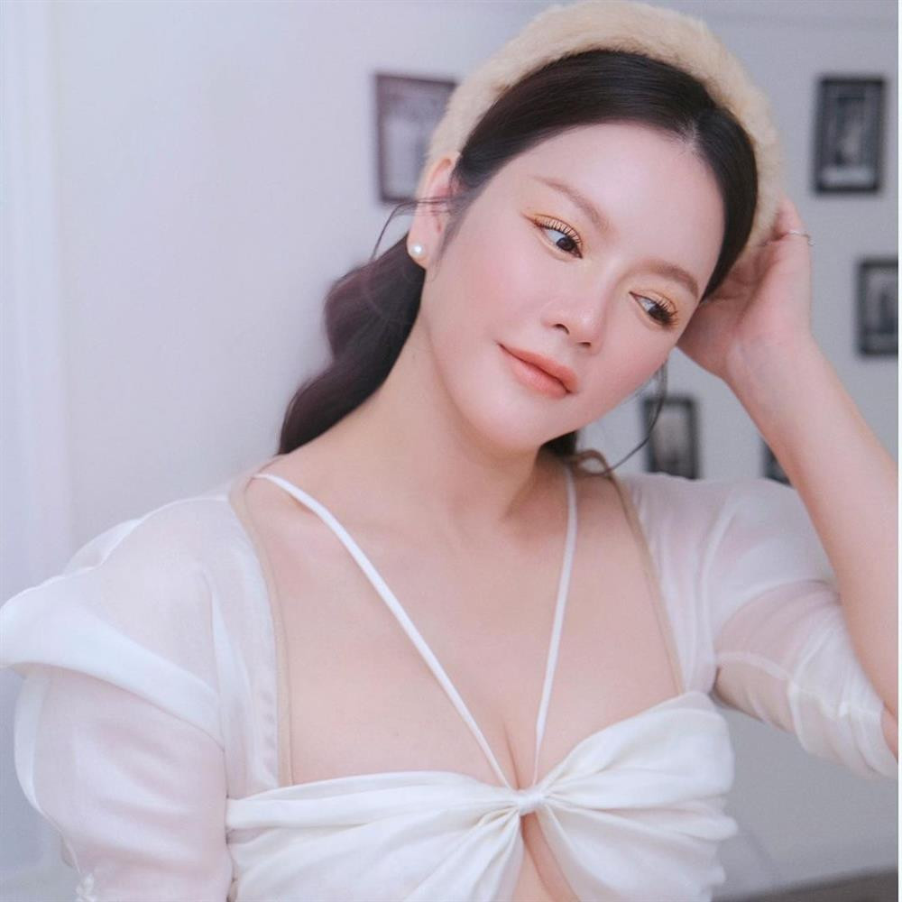 Không kẻ lông mày cực bén, không đánh mắt lồng lộn và cũng không chọn màu son quá gắt, layout này đã "hack tuổi" cực kỳ hiệu quả cho Lý Nhã Kỳ. Khó ai có thể nghĩ nữ nghệ sĩ đã gần 40 tuổi.