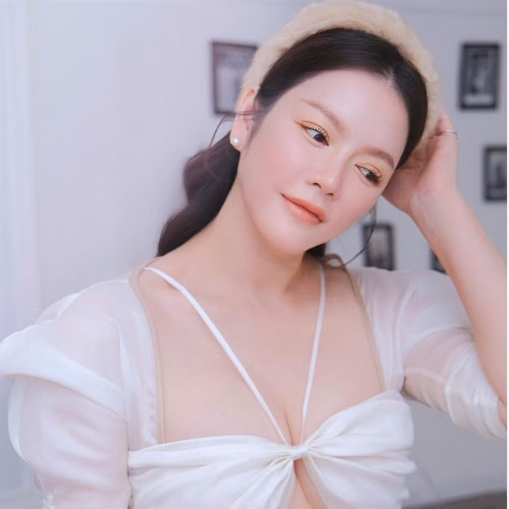 Không kẻ lông mày cực bén, không đánh mắt lồng lộn và cũng không chọn màu son quá gắt, layout này đã "hack tuổi" cực kỳ hiệu quả cho Lý Nhã Kỳ. Khó ai có thể nghĩ nữ nghệ sĩ đã gần 40 tuổi.