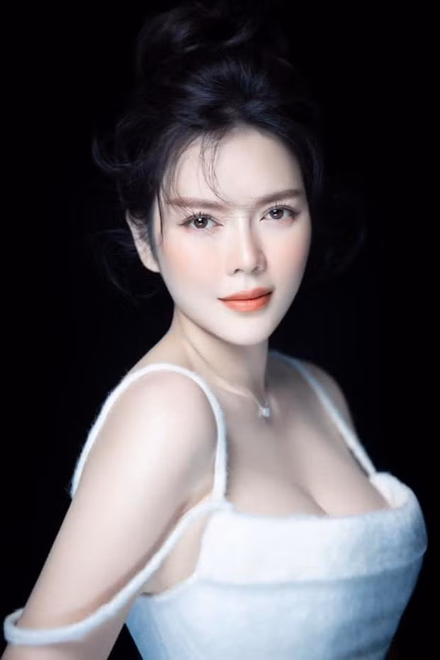 Đặc điểm này giúp cô luôn gợi cảm dù theo đuổi phong cách, hình tượng nào.