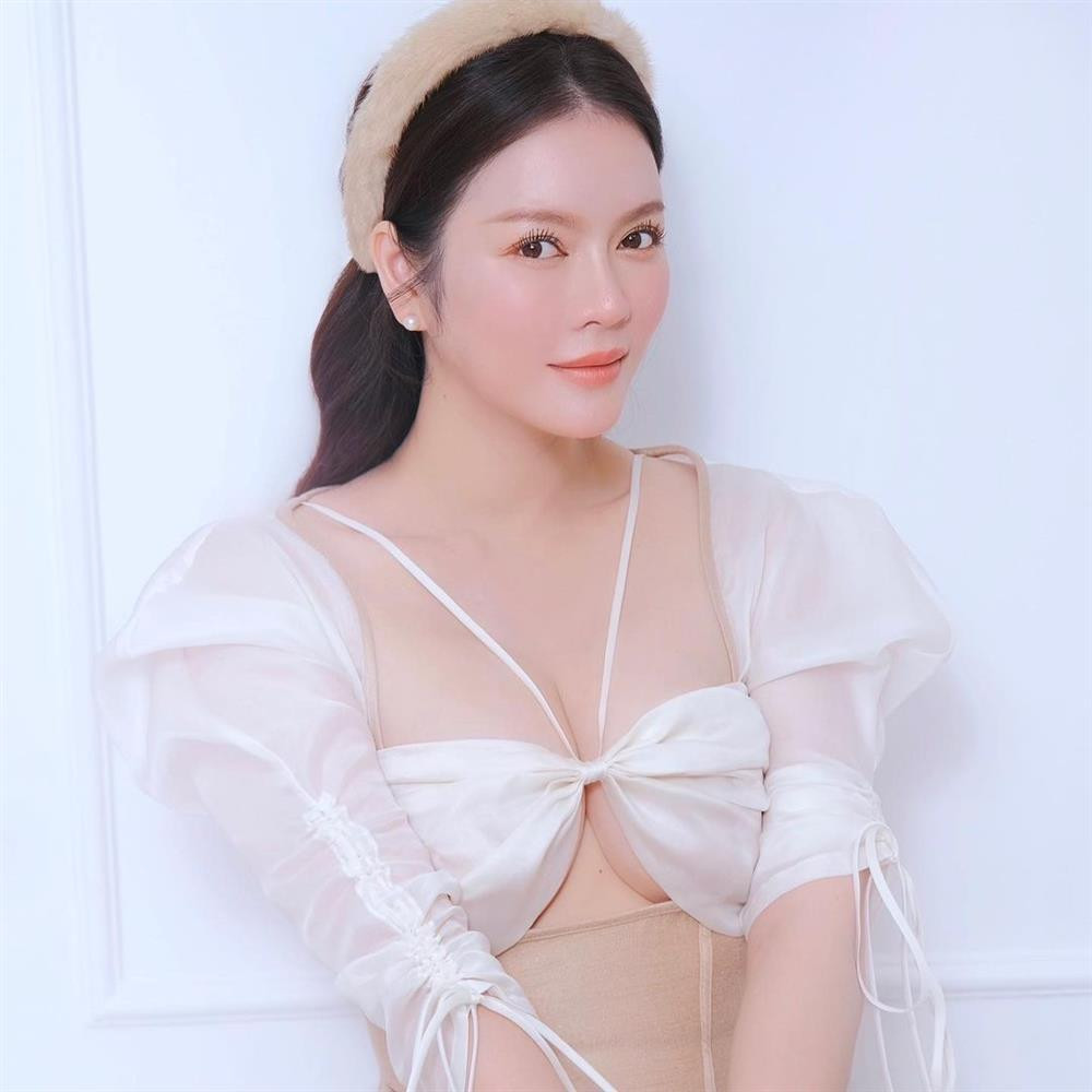 Khoảng cut-out để lộ chân ngực thay vì sexy lại trông hơi...chảy.