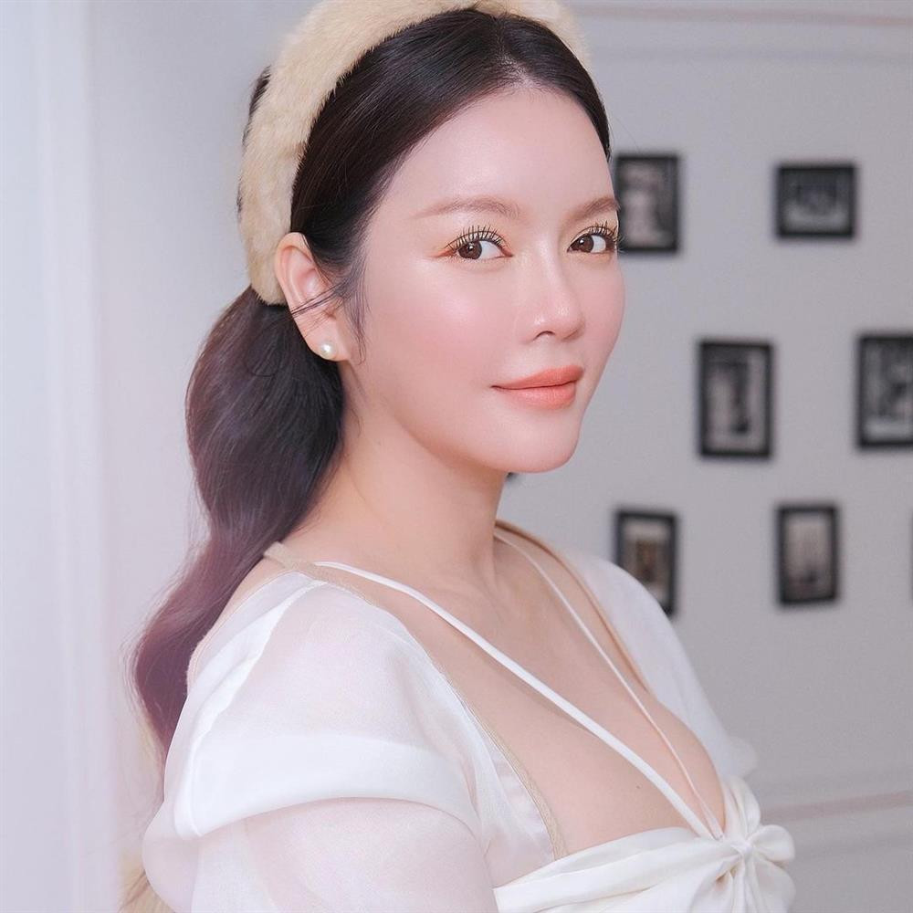 Khi có tuổi, người ta thường tìm cách để trở nên trẻ trung hơn. Ở độ tuổi ngấp nghé 40, Lý Nhã Kỳ cũng thường tìm đến những phong cách nhẹ nhàng và các layout "sương sương" chứ không "gắt" như trước nữa. Tuy nhiên, dù có chọn những lối trang điểm hơi "học sinh" thì vòng 1 "phụ huynh" vẫn rất khó che giấu.