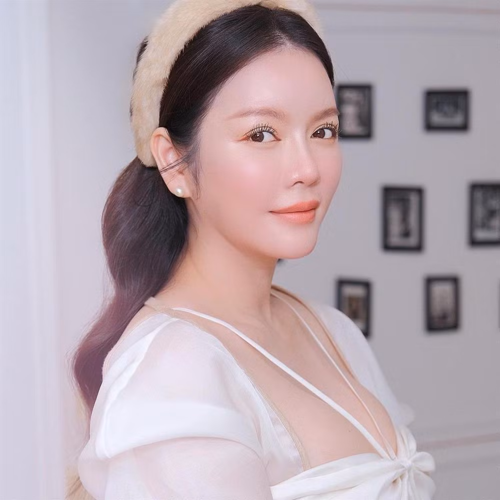 Khi có tuổi, người ta thường tìm cách để trở nên trẻ trung hơn. Ở độ tuổi ngấp nghé 40, Lý Nhã Kỳ cũng thường tìm đến những phong cách nhẹ nhàng và các layout "sương sương" chứ không "gắt" như trước nữa. Tuy nhiên, dù có chọn những lối trang điểm hơi "học sinh" thì vòng 1 "phụ huynh" vẫn rất khó che giấu.