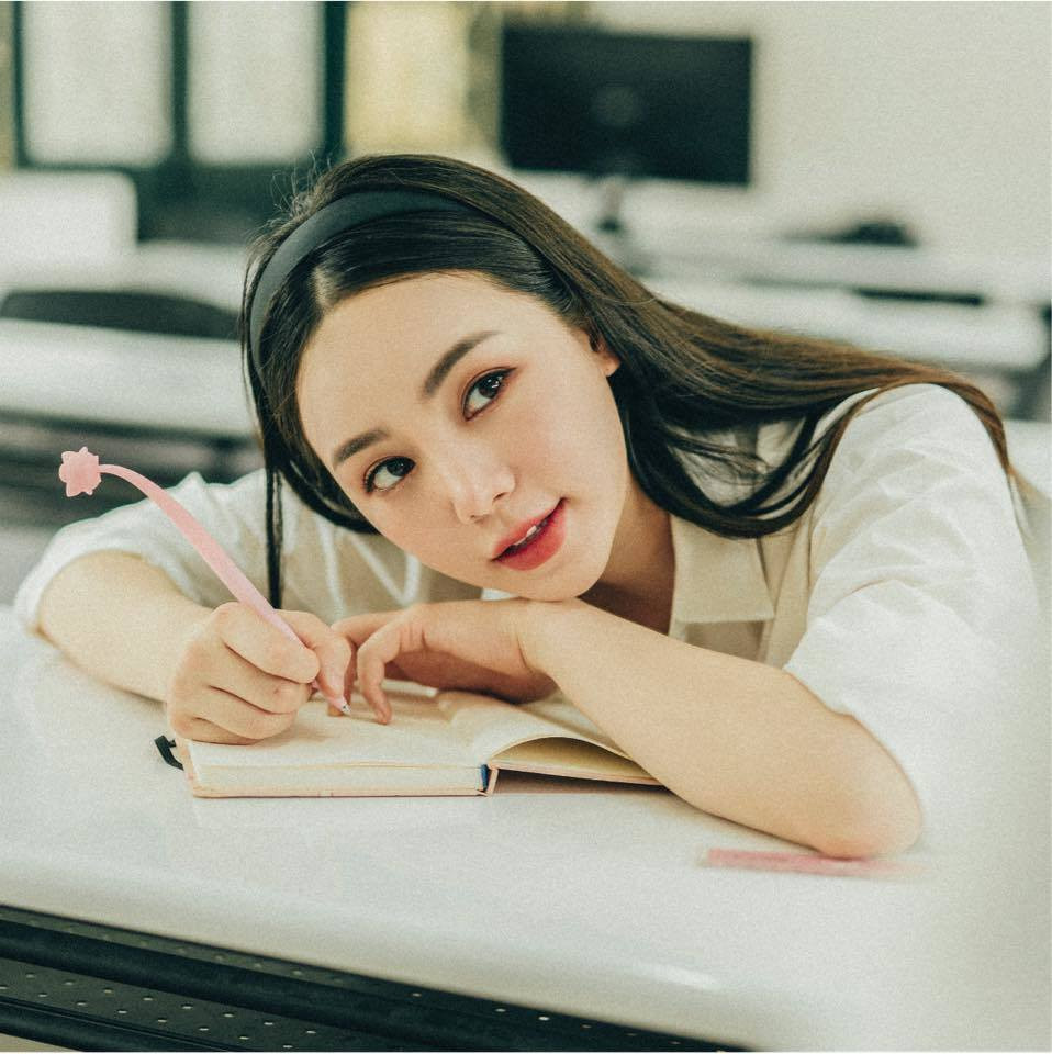 Quỳnh Kool làm thơ toán học: "Lối vào tim em như một đường hàm số / Uốn vòng vèo như đồ thị hàm sin".