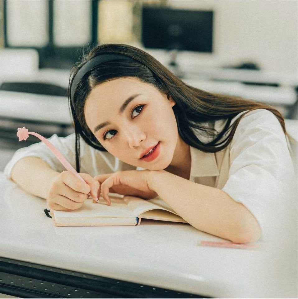 Quỳnh Kool làm thơ toán học: "Lối vào tim em như một đường hàm số / Uốn vòng vèo như đồ thị hàm sin".