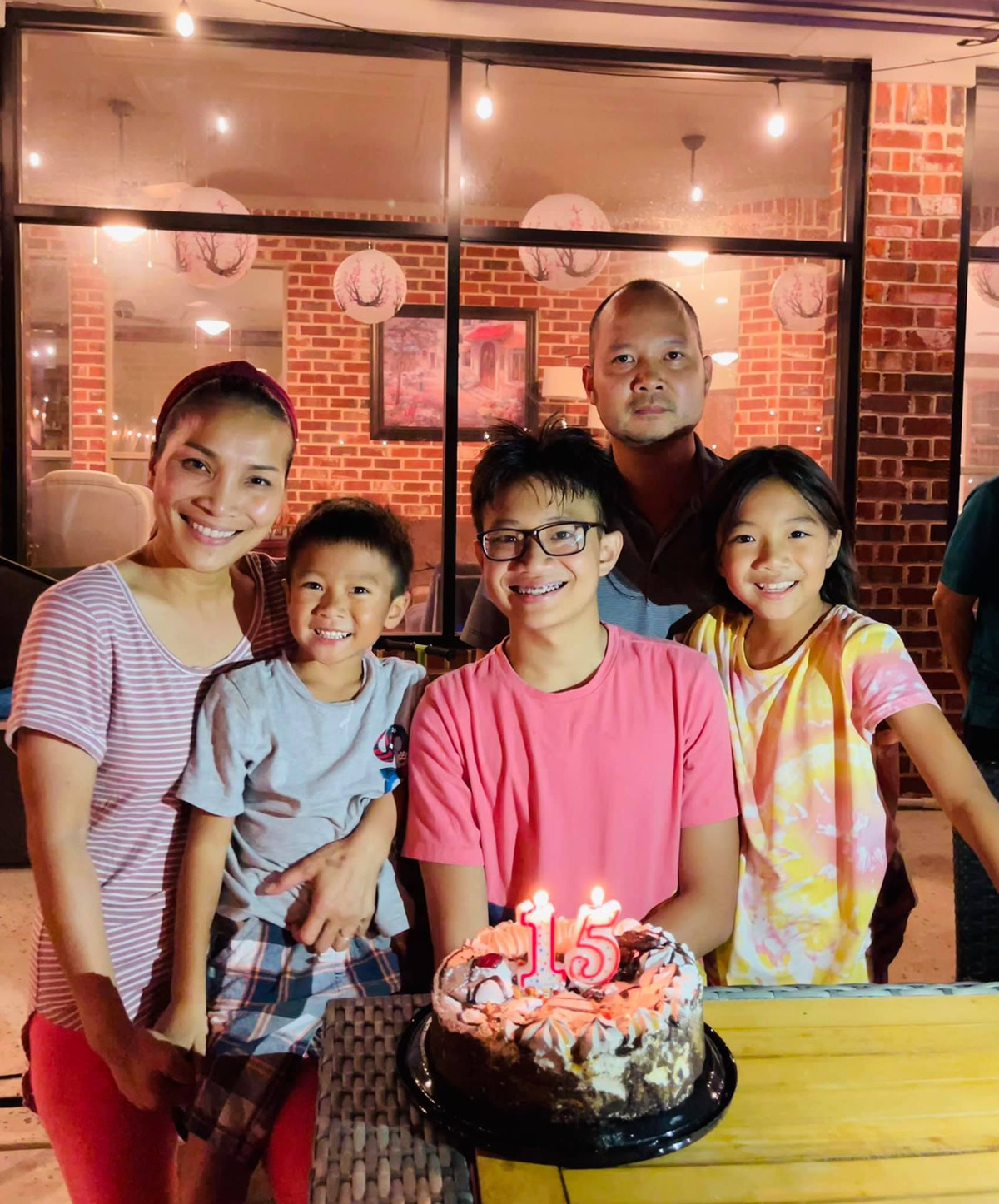 Gia đình Hồng Ngọc quây quần ấm áp trong sinh nhật bé Billy.