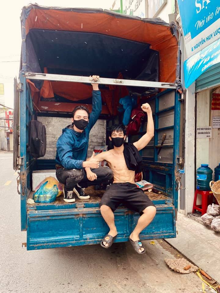 Cặp sao nam "Thưa mẹ con đi" Lãnh Thanh - Gia Huy chung tay góp sức cho quán cơm từ thiện phục vụ người dân.