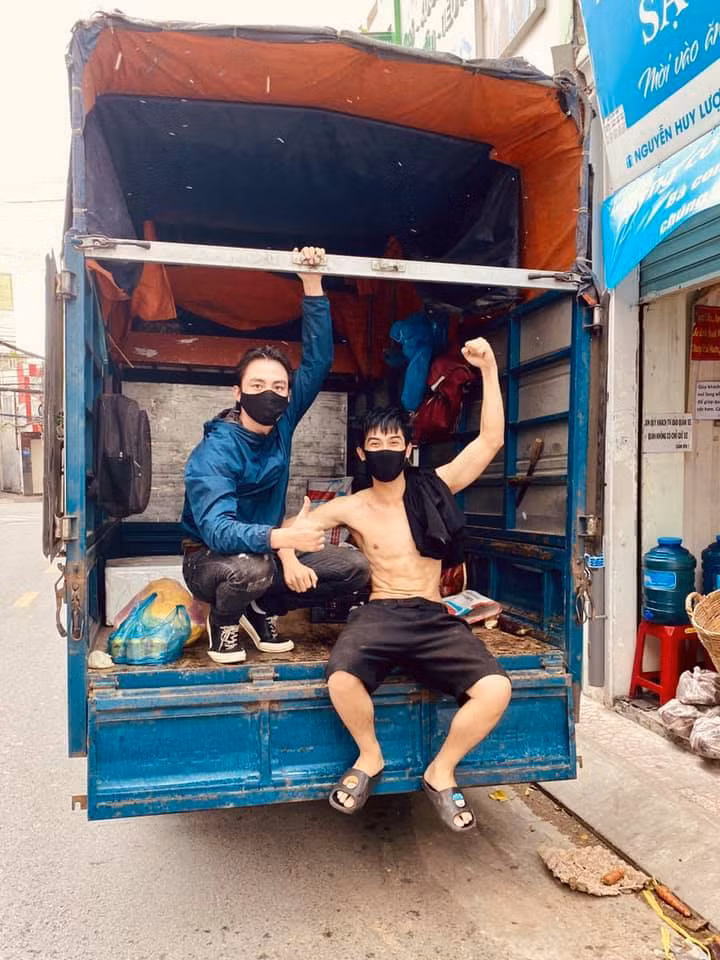 Cặp sao nam "Thưa mẹ con đi" Lãnh Thanh - Gia Huy chung tay góp sức cho quán cơm từ thiện phục vụ người dân.