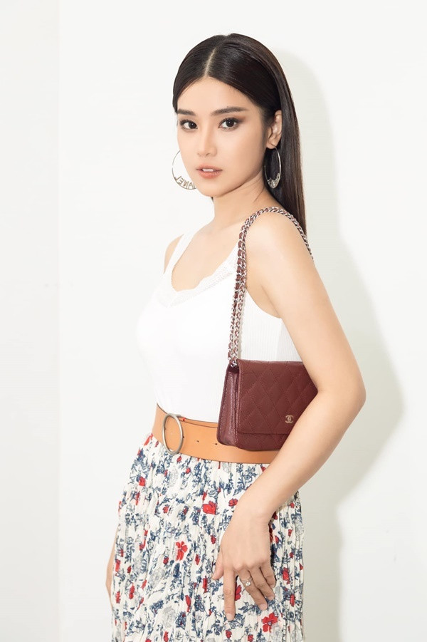 Hoàng Yến Chibi chọn phong cách bohemian khi đi dự sự kiện thời trang. Nữ ca sĩ diện áo trắng, chân váy họa tiết hoa nhí với túi xách trơn màu và thắt lưng da to bản. Sự kết hợp giữa các items trơn màu với chân váy họa tiết giúp Hoàng Yến Chibi có được tổng thể hài hòa mà vẫn có điểm nhấn.