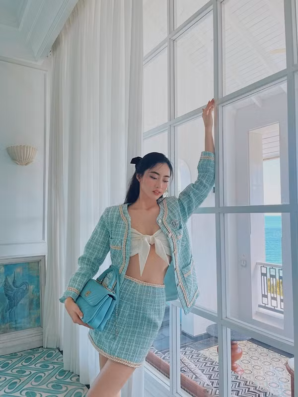 Lương Thùy Linh nóng bỏng với bộ suit màu xanh dương. Miss World Vietnam 2019 táo bạo khi diện croptop hở bạo khoe xương vai sexy và vòng 2 thon gọn.