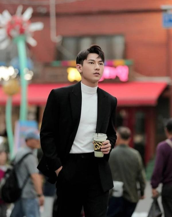 Dù chỉ phối 2 sắc màu đen - trắng nhưng Isaac vẫn toát lên thần thái sang xịn, chuẩn fashionisto với mốt áo blazer mix với áo len cao cổ và quần tây.