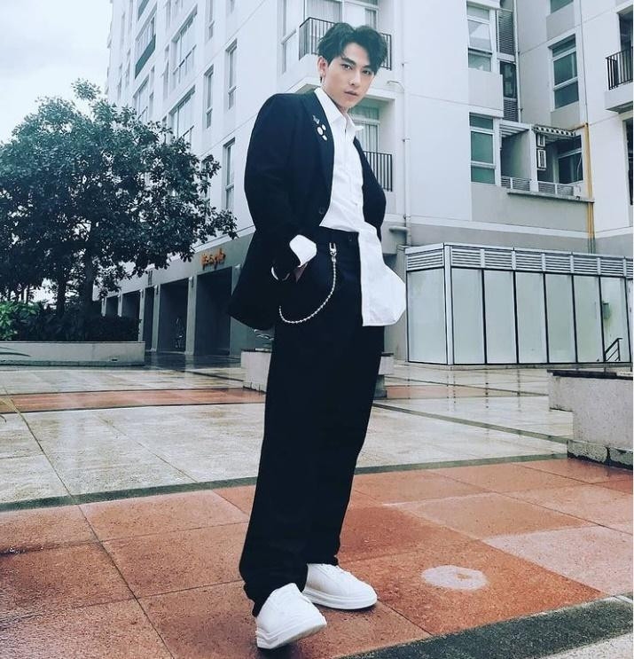 Đôi lúc Isaac còn phá cách khi diện vest với mốt áo sơmi không sơ vin bên mất bên còn, gắn thêm dây xích cực ngầu.