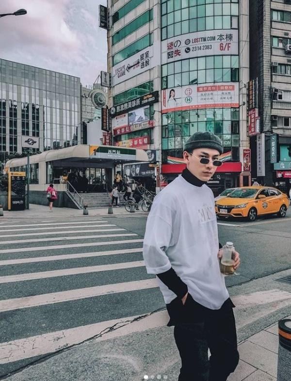 Xu hướng mix áo thun bên ngoài áo len cao cổ cũng được Isaac áp dụng mang đến style bụi bặm, ''chất đứ đừ''.