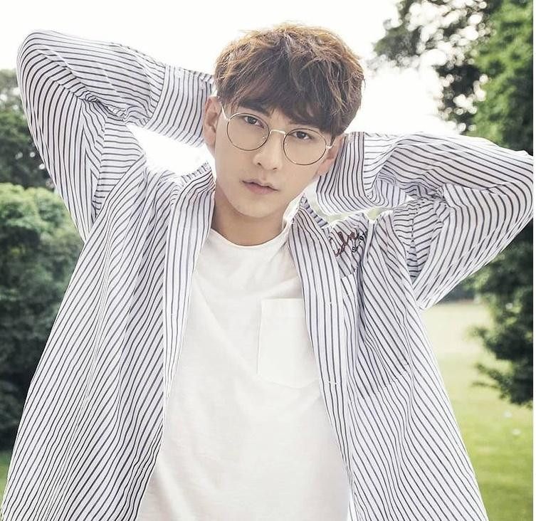 Với mái tóc lòa xòa trước trán cùng mốt áo sơ mi mặc ngoài áo thun khiến cho style của nam ca sĩ Isaac trở nên năng động, cá tính hơn.