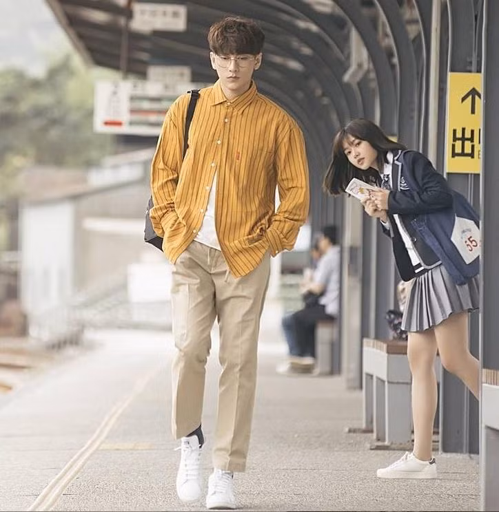 br/> Nói đến các sao nam showbiz Việt có gu thời trang ấn tượng, phảng phất nét Hàn Quốc thì nổi bật nhất chính là Isaac. Nam ca sĩ sở hữu gương mặt đẹp, vóc dáng hoàn hảo cùng gu thẩm mỹ tốt. Isaac mix đồ hợp hoàn cảnh. Áo sơ mi kết hợp với áo thun bên trong, quần kaki, sneaker, đeo ba lô, mắt kính khiến diện mạo của Isaac trông hệt như nam sinh Hàn Quốc.