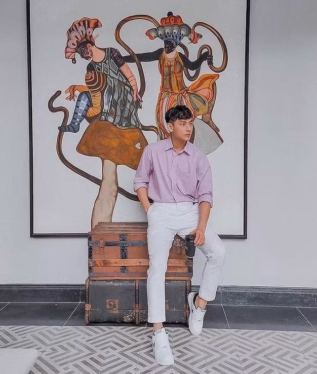 Áo sơ mi kết hợp với quần tây, sneaker là công thức mix đồ yêu thích giúp Isaac trở nên lịch lãm, trẻ trung.