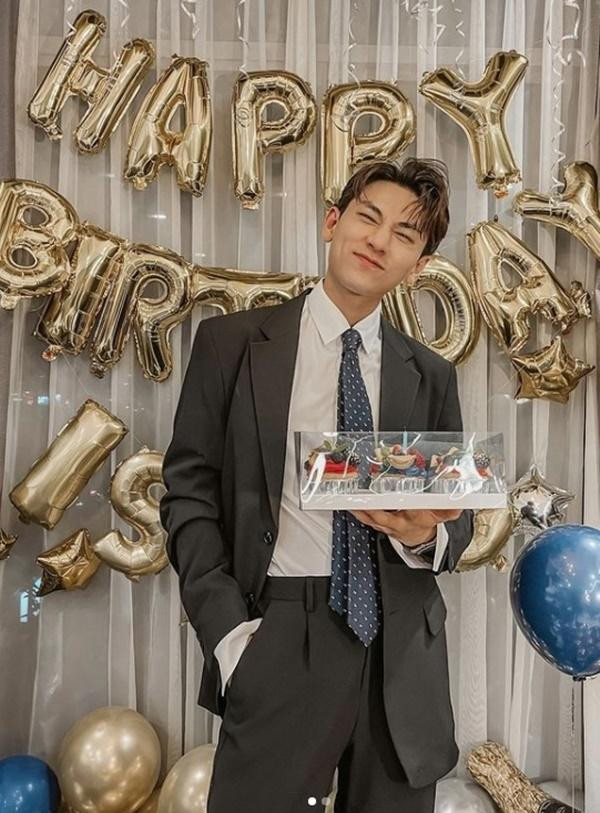 Diện vest đen với áo sơ mi trắng mà không hề nhàm chán, Isaac thêm ngay chiếc cà vạt họa tiết để ''nâng tầm'' phong cách.