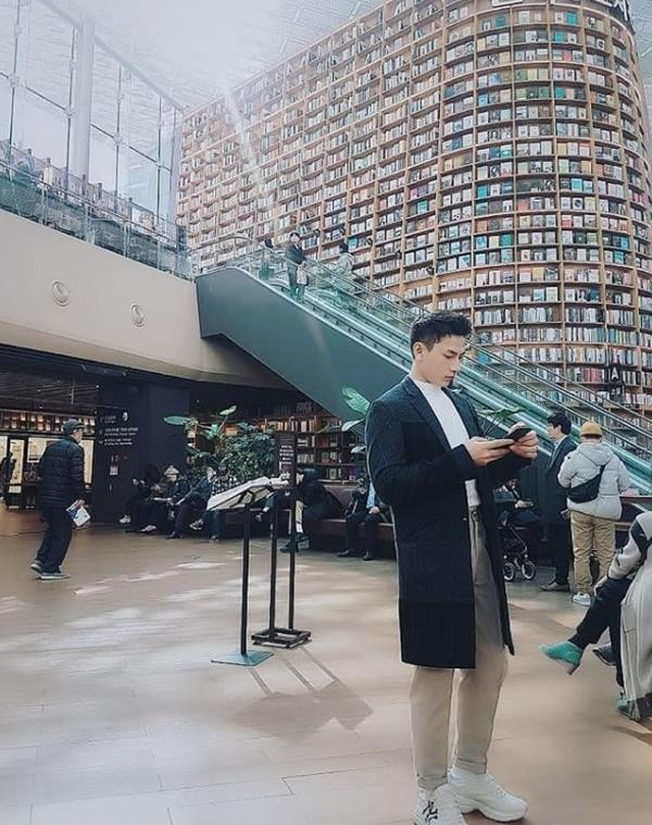 Trenchcoat dáng dài góp phần tạo nên phong cách thu đông vừa cổ điển vừa sành điệu cho nam ca sĩ.