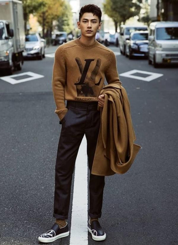 Sắc màu camel cũng là gợi ý thú vị cho những bộ cánh thu đông chuẩn phong cách xứ kim chi. Các chàng trai có thể học theo cách phối áo len cùng trenchcoat và quần tây, slip-on ấn tượng như Isaac.