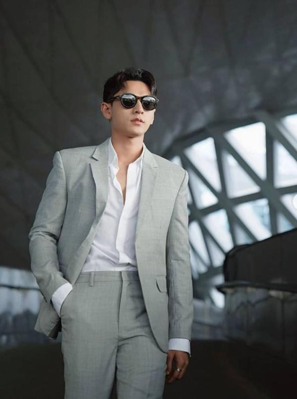 Để vẻ ngoài trở nên lịch sự, bảnh bao thì vest là trang phục không thể thiếu. Isaac lựa chọn áo sơ mi trắng kết hợp với vest màu ghi xám, đeo mắt kính cực thu hút.