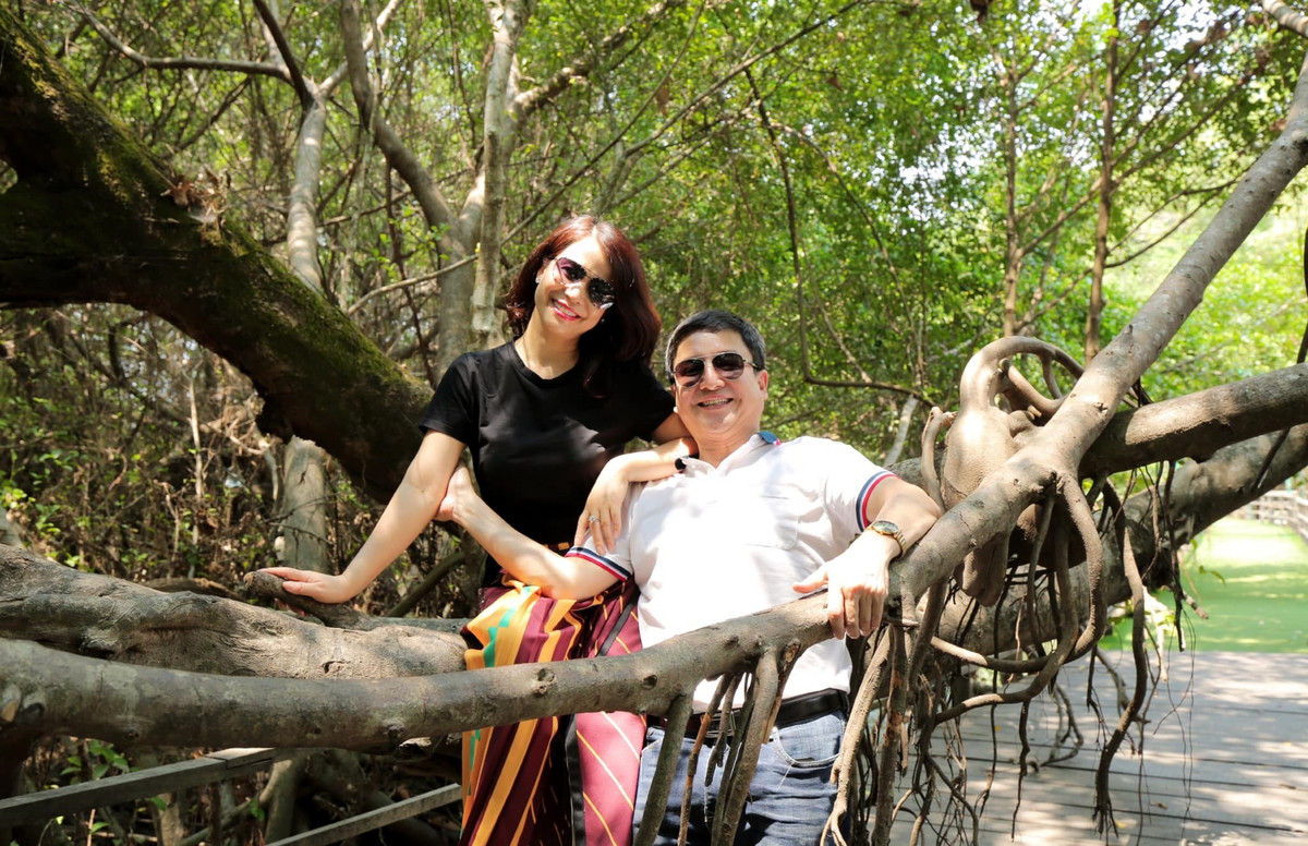  Chí Trung cũng không tiếc những lời khen dành cho bạn gái kém anh tới 17 tuổi.