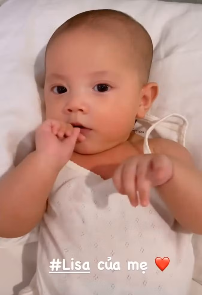 Lisa là một trong hai nhóc tỳ song sinh của Hà Hồ. Cô bé chào đời ngày 4/11/2020, tới nay tròn 4 tháng tuổi. Về ngoại hình, con gái Hồ Ngọc Hà được cho là phiên bản mini của mẹ, ra dáng mỹ nhân tương lai.