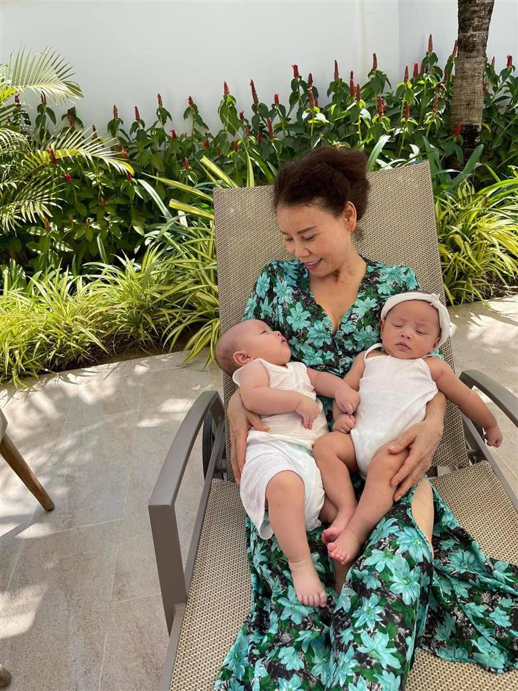 "Tiểu công chúa" điệu đà bên em trai Leon và bà ngoại.