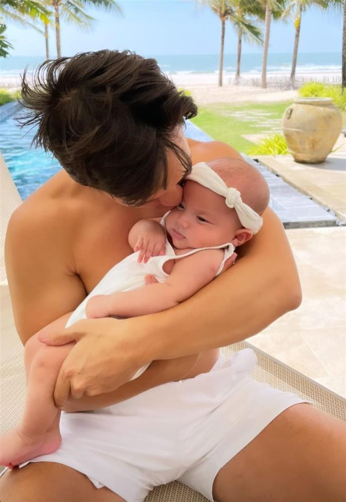 Lisa trong vòng tay bố, điểm nhấn là chiếc băng đô nhỏ xinh, nhìn là biết Hồ Ngọc Hà "ra tay" làm đẹp. Băng đô vốn là phụ kiện yêu thích của Hà Hồ.