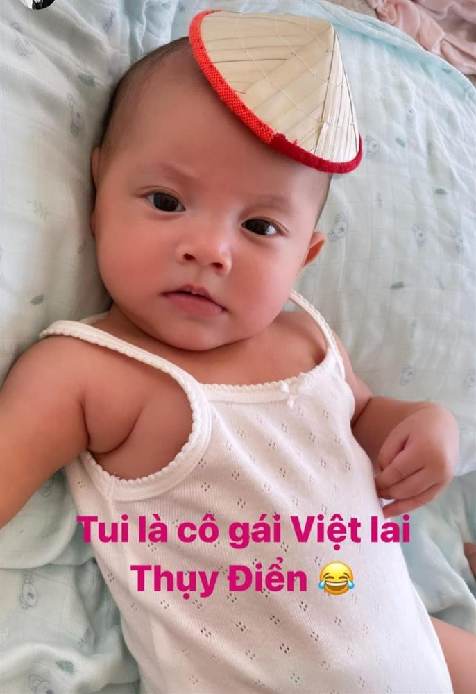 "Nữ hoàng giải trí" tiếp tục làm điệu cho Lisa bằng chiếc nón lá nhỏ xinh, dễ thương.