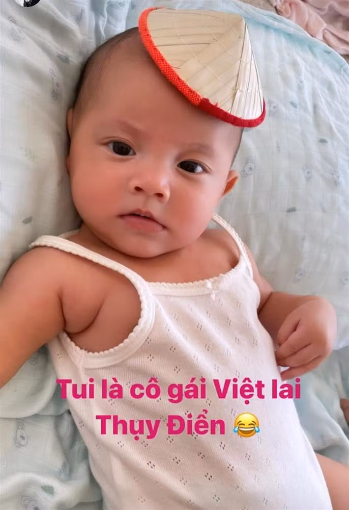 "Nữ hoàng giải trí" tiếp tục làm điệu cho Lisa bằng chiếc nón lá nhỏ xinh, dễ thương.