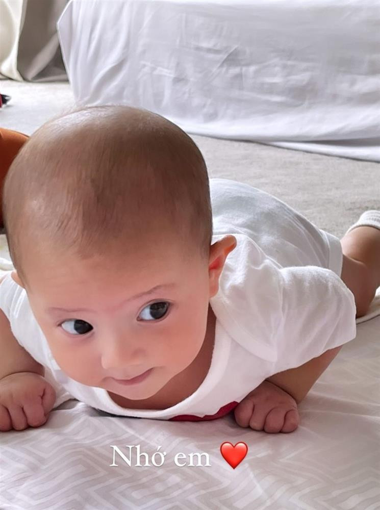 Khoảnh khắc lém lỉnh, dễ thương của ái nữ nhà Kim Lý.