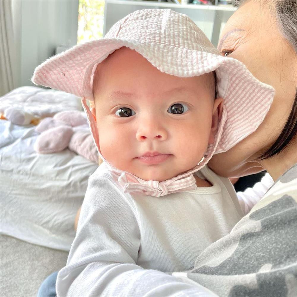 Chiếc mũ rộng vành phải cẩm hường "mới chịu".