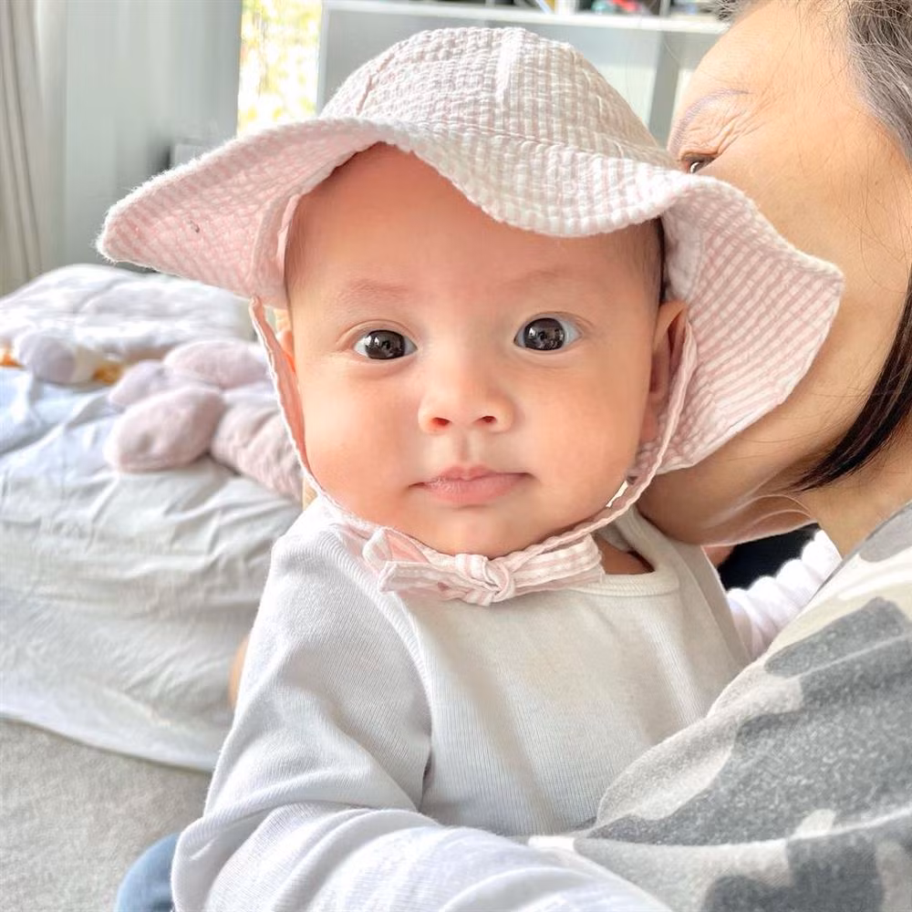 Chiếc mũ rộng vành phải cẩm hường "mới chịu".