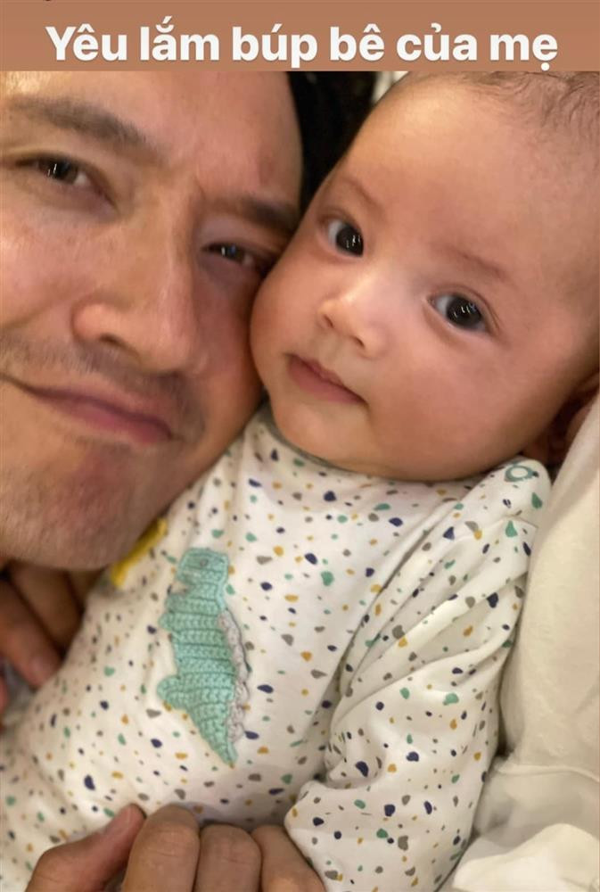 Chiếc áo với họa tiết hài hòa. Trong bức ảnh này, Lisa chưa bao giờ giống Hồ Ngọc Hà hơn thế.