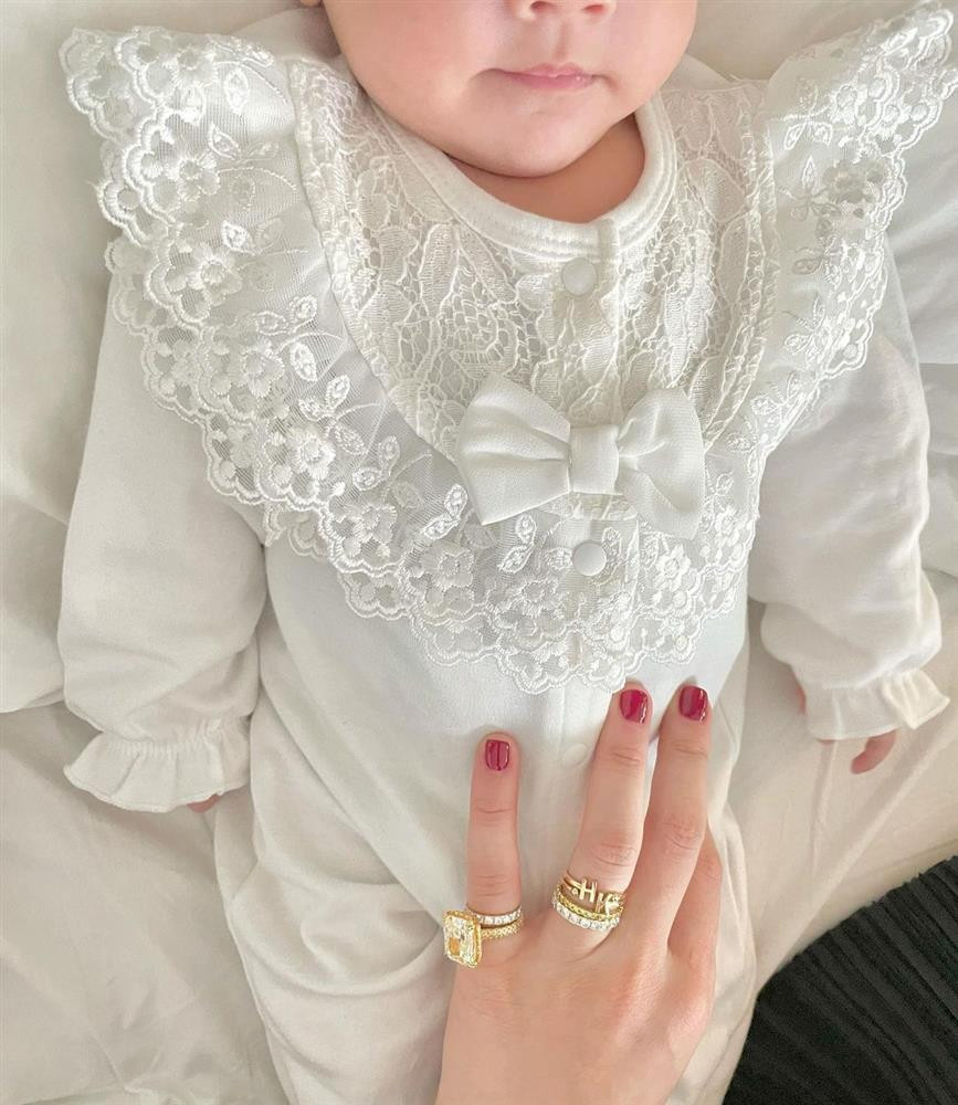 Bộ đồ điệu đà Hà Hồ chuẩn bị cho con.