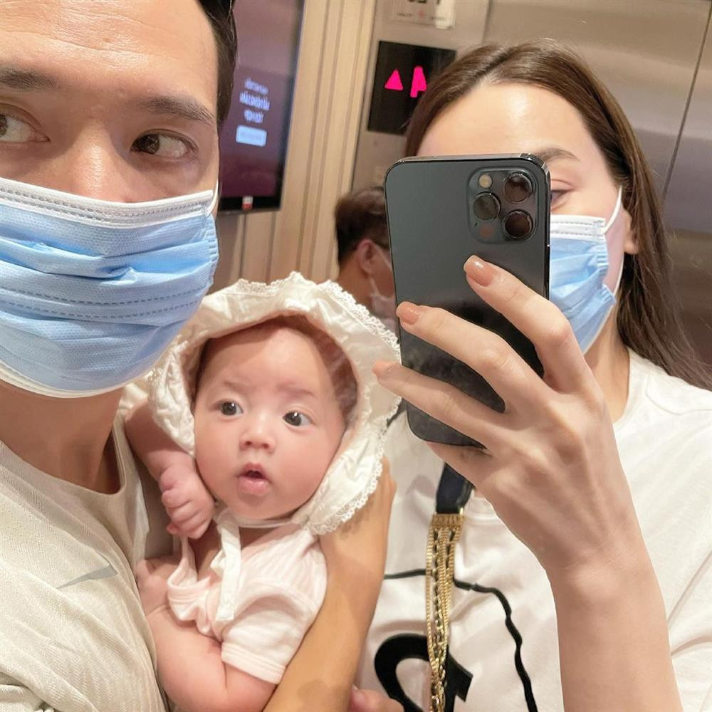 "Bánh bèo" Lisa đang hóng hớt gì đây?